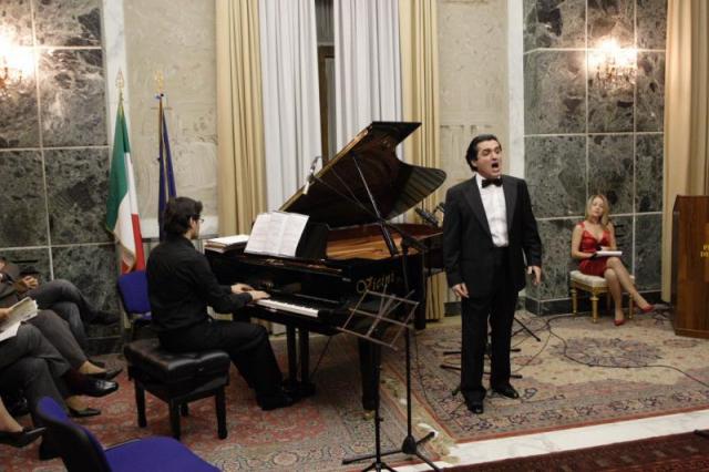 il tenore Romolo Tisano mentre interpreta "Devozione" di Francesco Marino